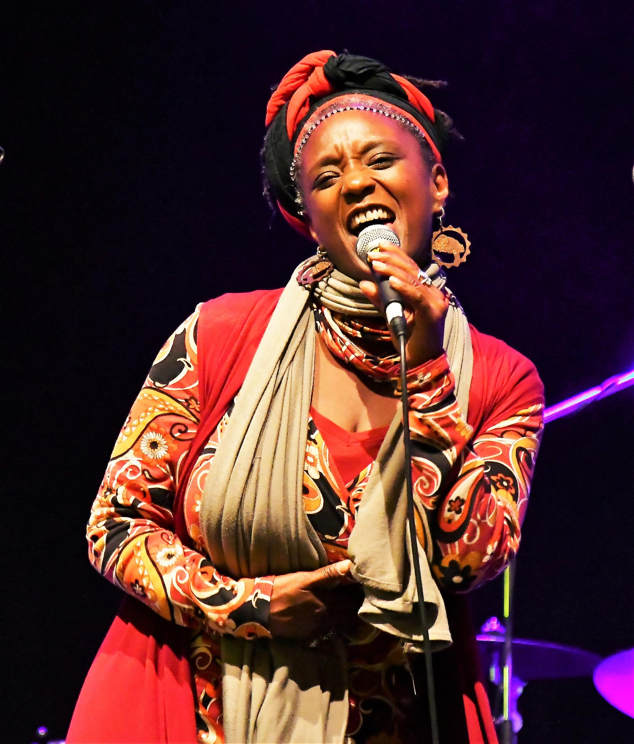 Chanteuse f/4.0 1/320 ISO 5000