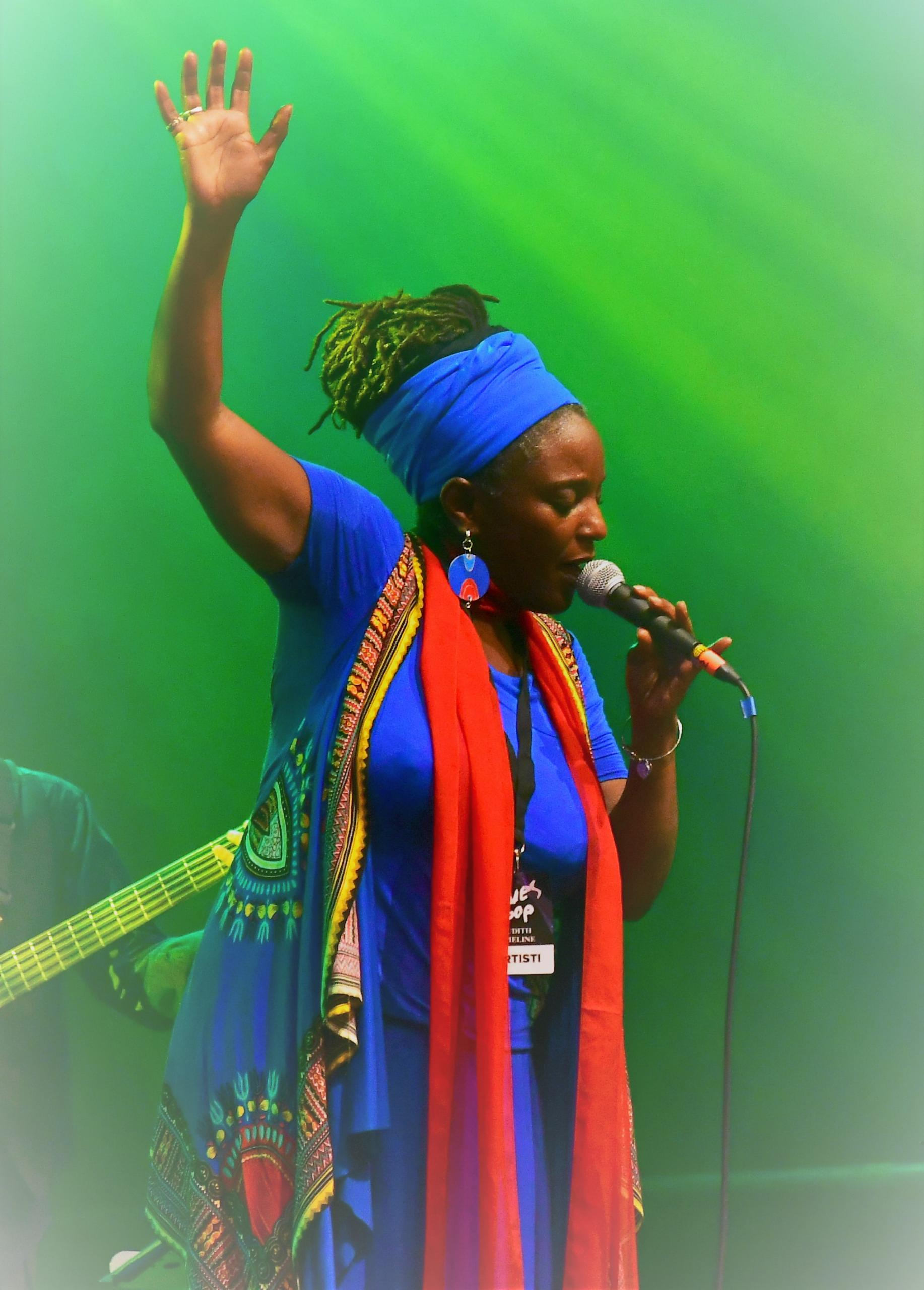 Chanteuse f/4.0 1/125 ISO 2000